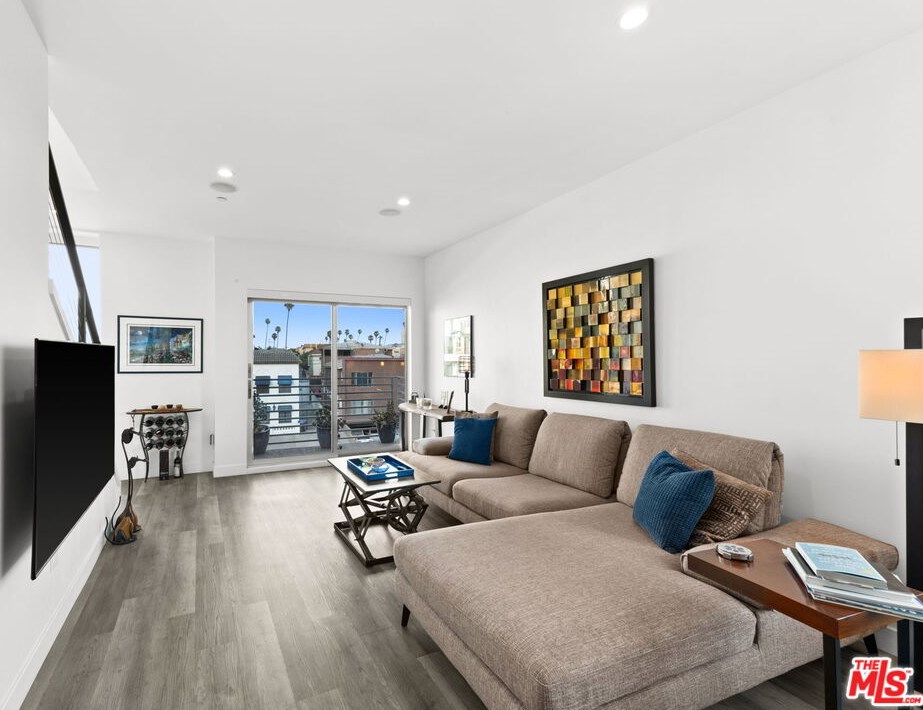 421 Wilton Pl, Los Angeles CA  90004-1620 exterior