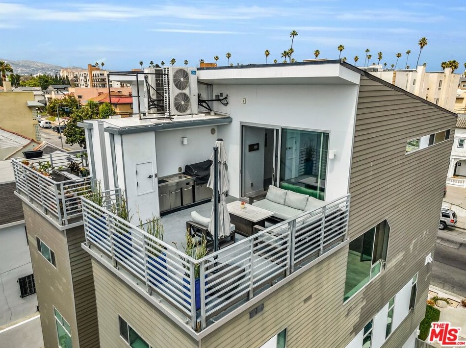 421 Wilton Pl, Los Angeles CA  90004-1620 exterior