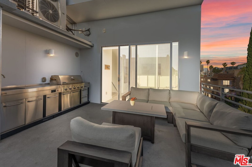 421 Wilton Pl, Los Angeles CA  90004-1620 exterior