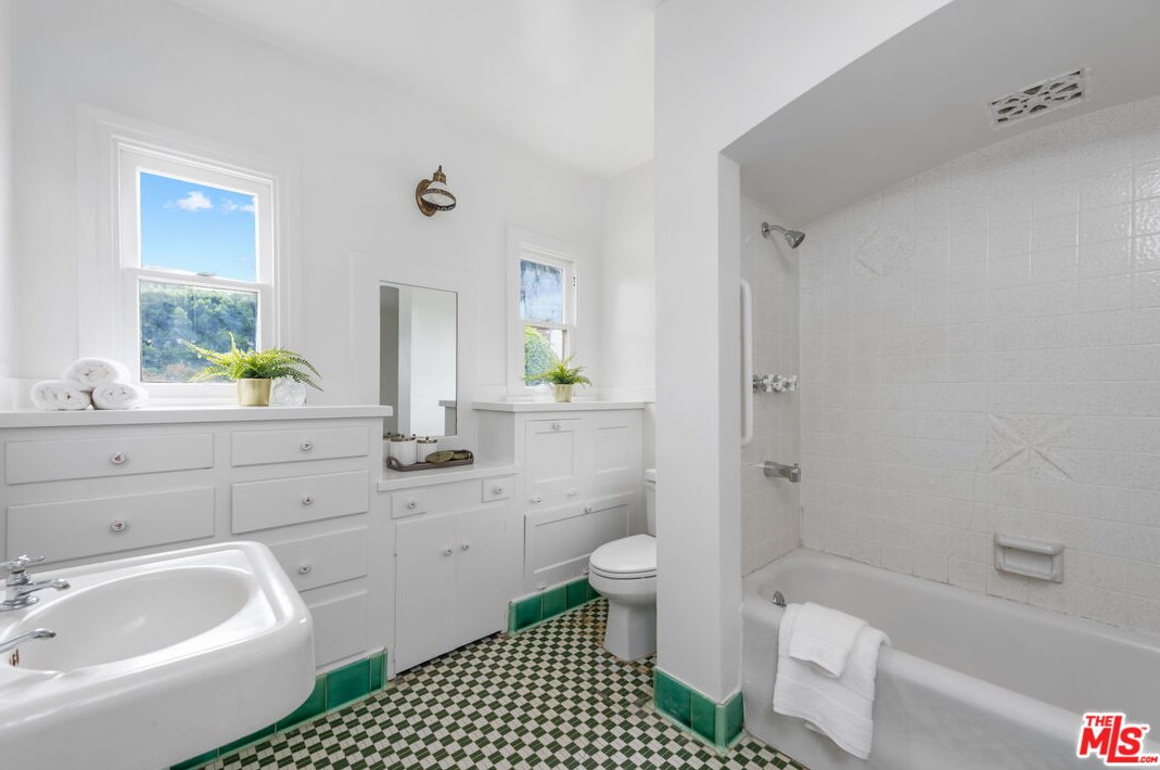 2315 Manning Ave, Los Angeles CA  90064-2207 exterior