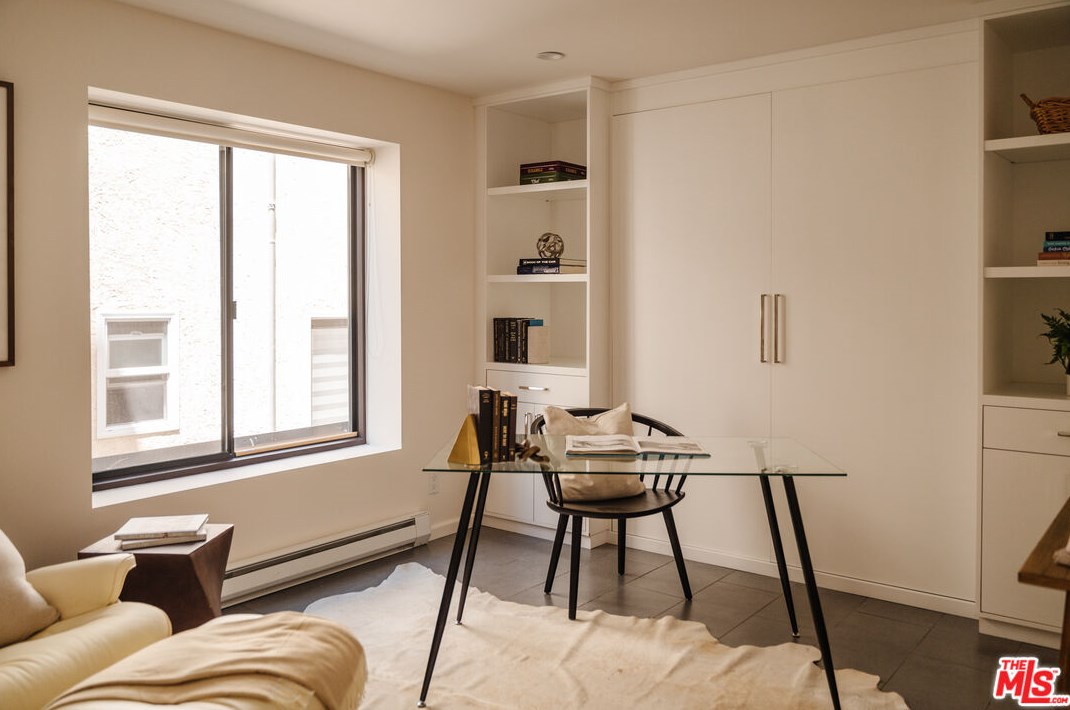 1824 Redondo Blvd, Los Angeles CA  90019-5364 exterior