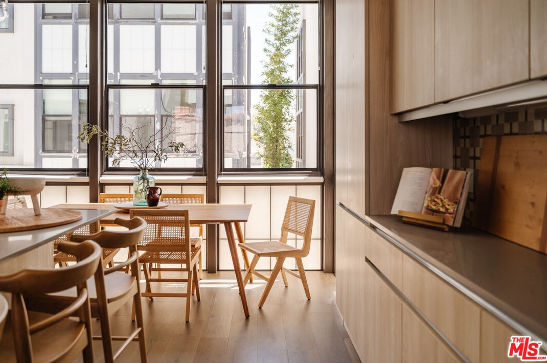 1824 Redondo Blvd, Los Angeles CA  90019-5364 exterior