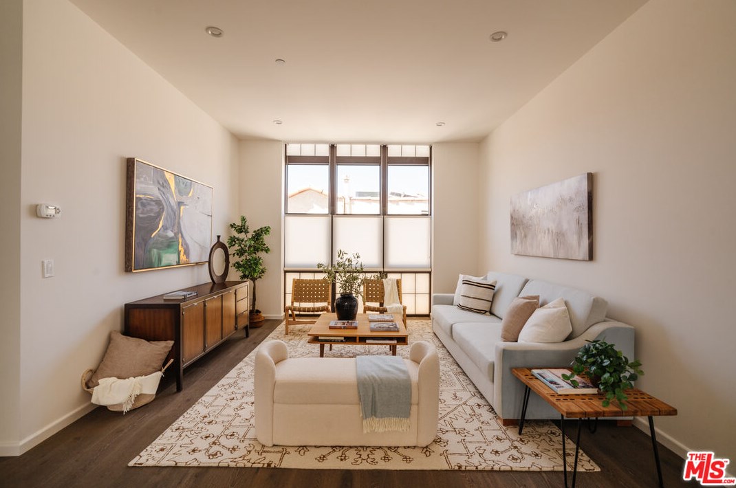 1824 Redondo Blvd, Los Angeles CA  90019-5364 exterior