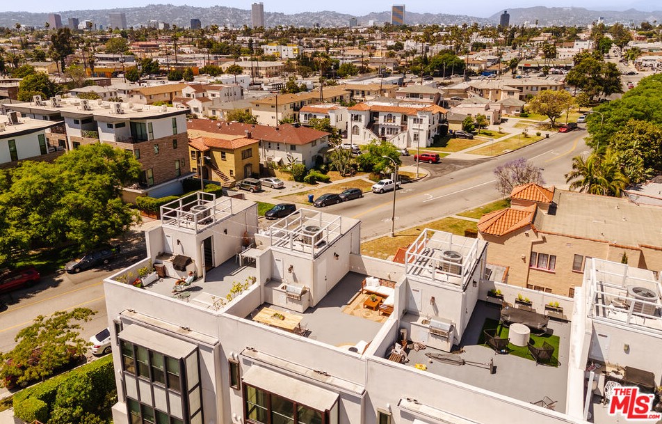 1824 Redondo Blvd, Los Angeles CA  90019-5364 exterior