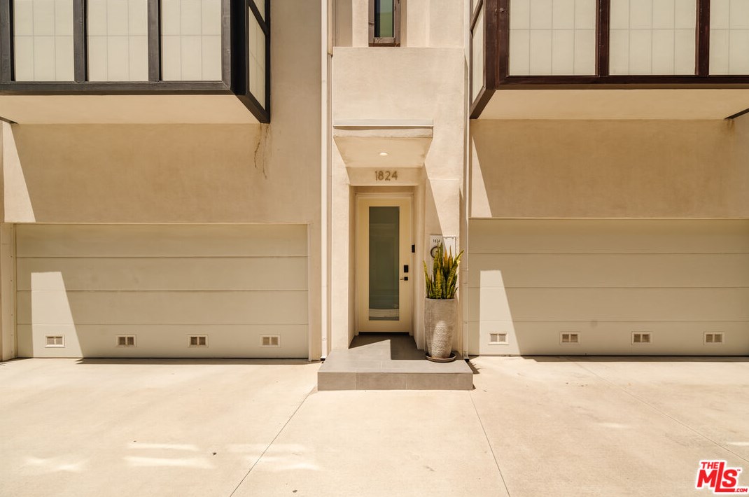 1824 Redondo Blvd, Los Angeles CA  90019-5364 exterior