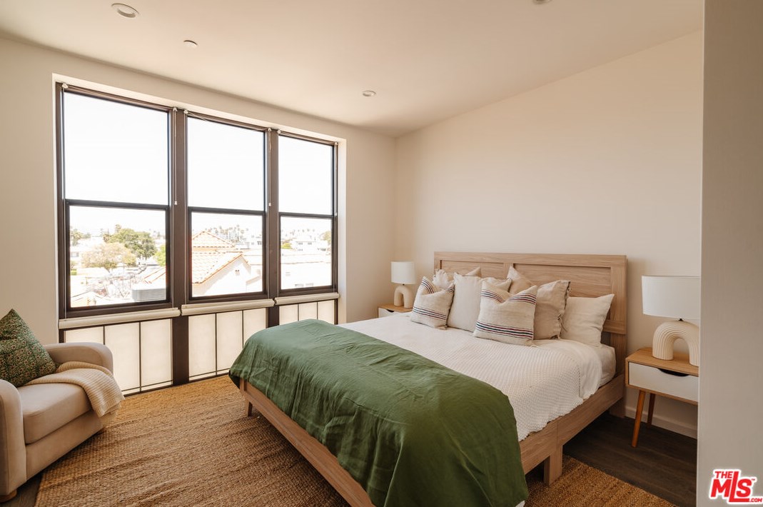 1824 Redondo Blvd, Los Angeles CA  90019-5364 exterior