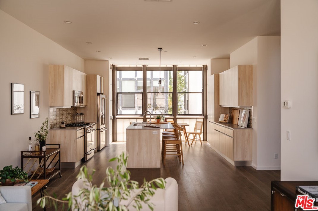 1824 Redondo Blvd, Los Angeles CA  90019-5364 exterior