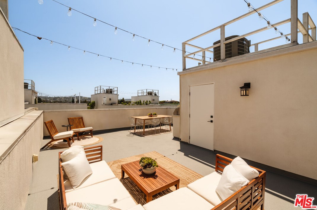 1824 Redondo Blvd, Los Angeles CA  90019-5364 exterior