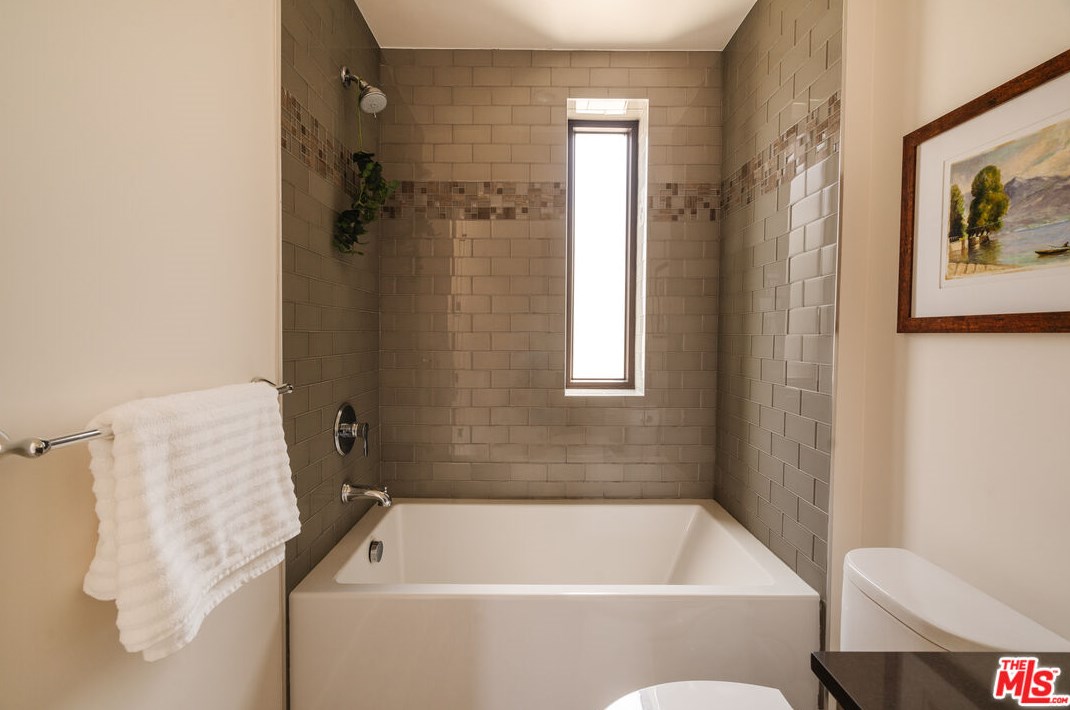 1824 Redondo Blvd, Los Angeles CA  90019-5364 exterior