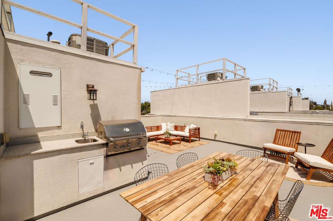 1824 Redondo Blvd, Los Angeles CA  90019-5364 exterior