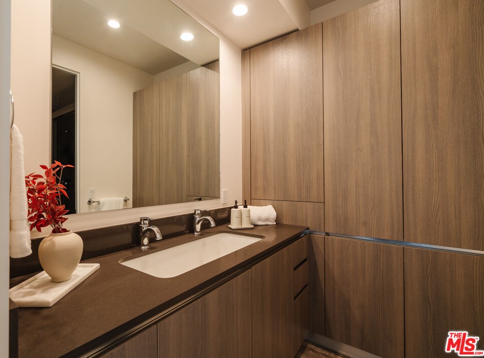 1824 Redondo Blvd, Los Angeles CA  90019-5364 exterior