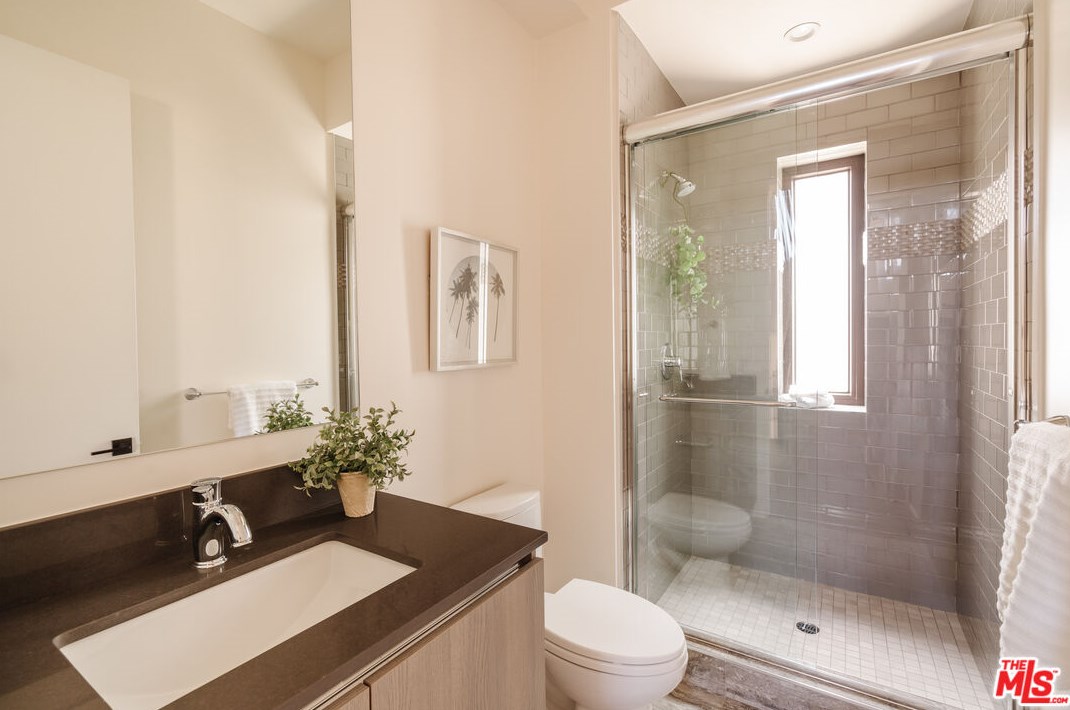 1824 Redondo Blvd, Los Angeles CA  90019-5364 exterior