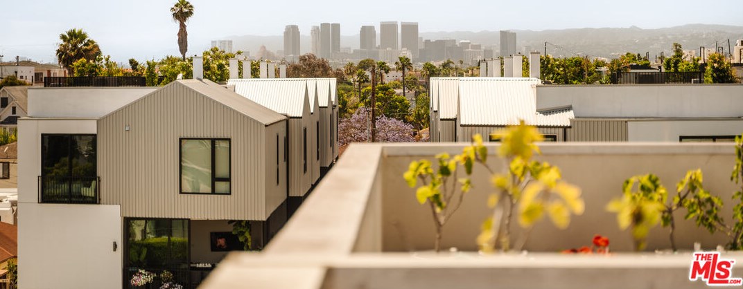 1824 Redondo Blvd, Los Angeles CA  90019-5364 exterior