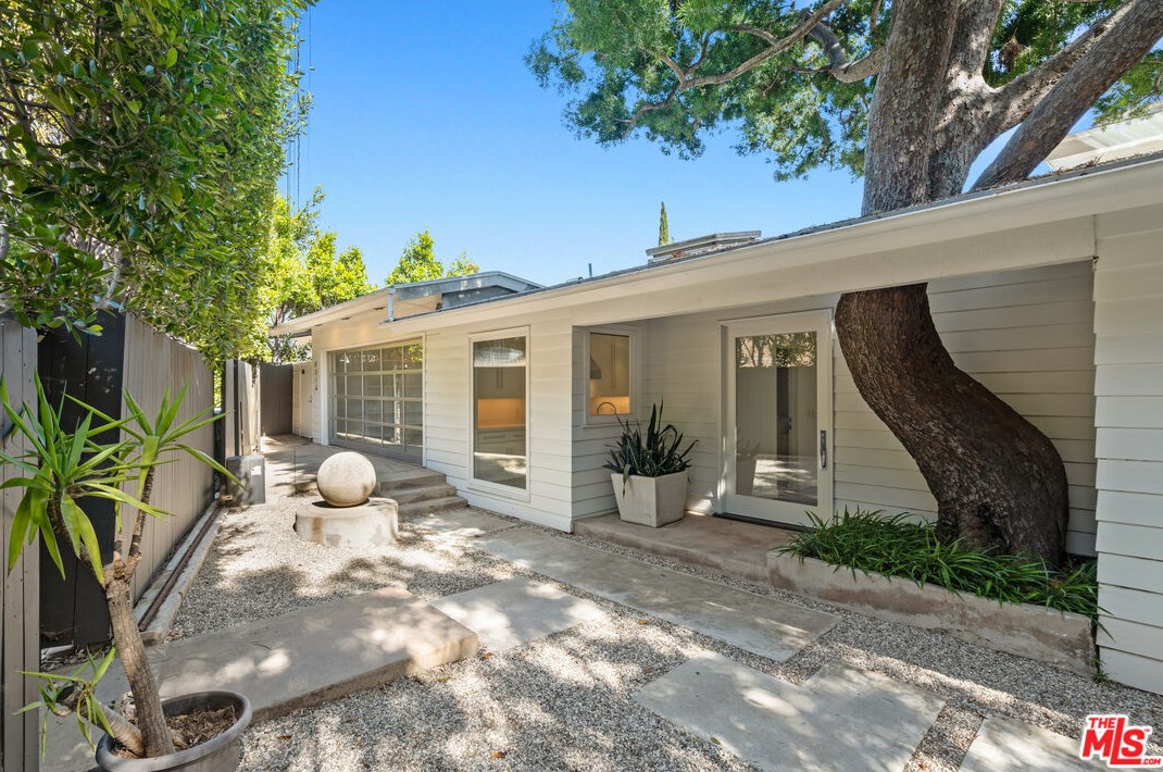 8312 Hollywood Blvd, Los Angeles CA  90069-1614 exterior