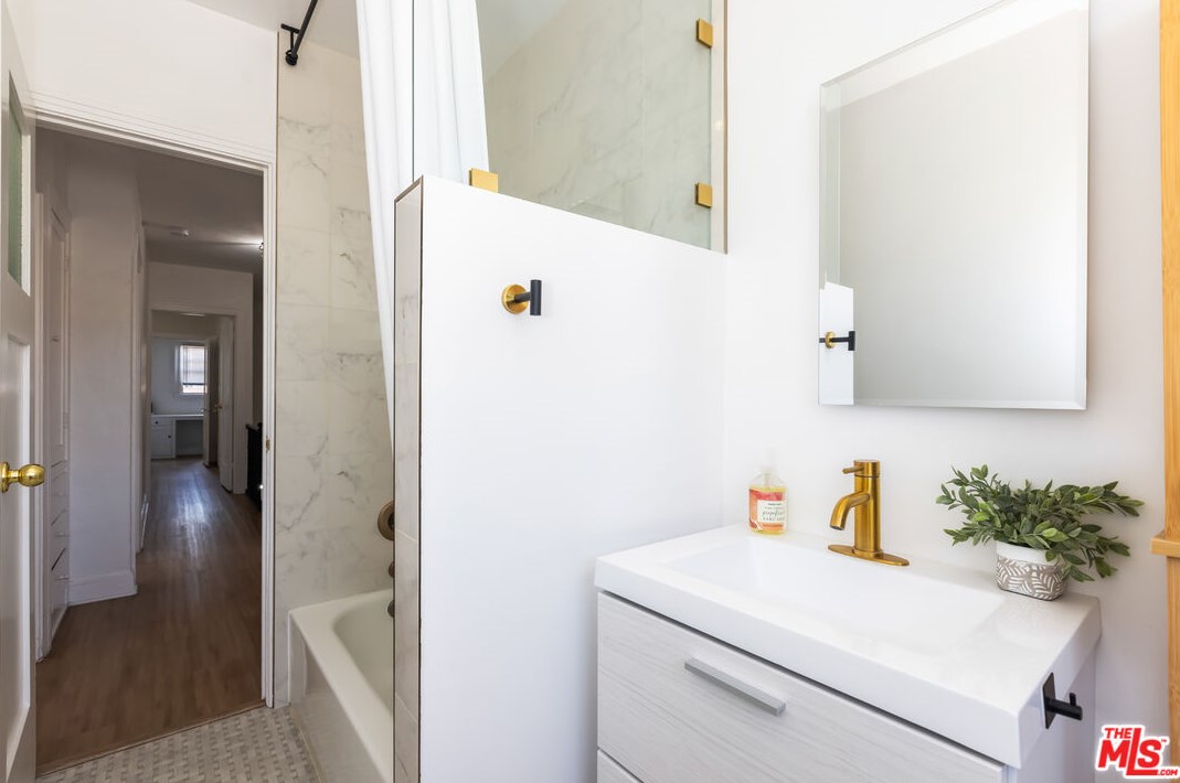 1365 Keniston Ave, Los Angeles CA  90043-3711 exterior