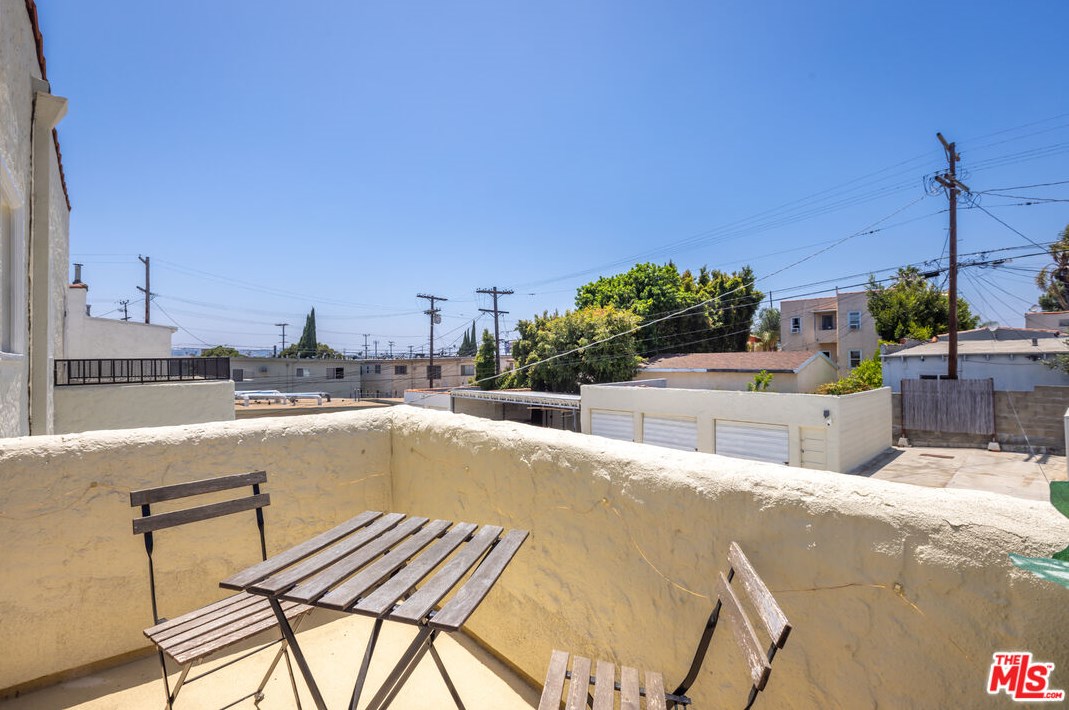 1365 Keniston Ave, Los Angeles CA  90043-3711 exterior