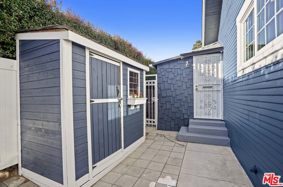 1903 Berkeley Ave, Los Angeles CA  90026-2567 exterior