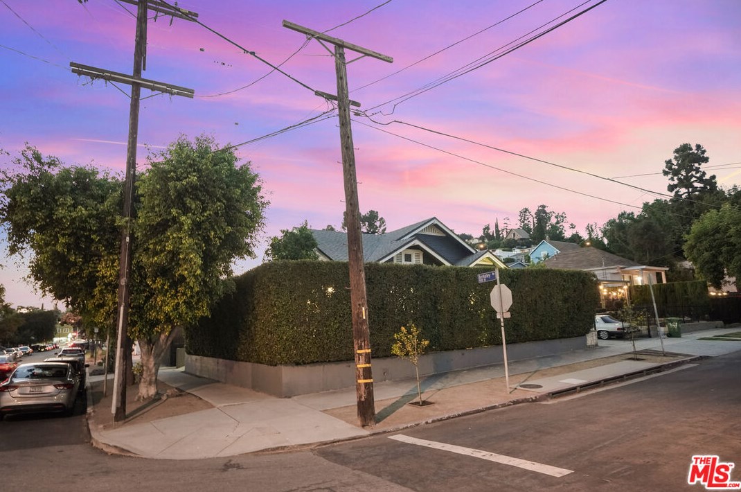 1903 Berkeley Ave, Los Angeles CA  90026-2567 exterior