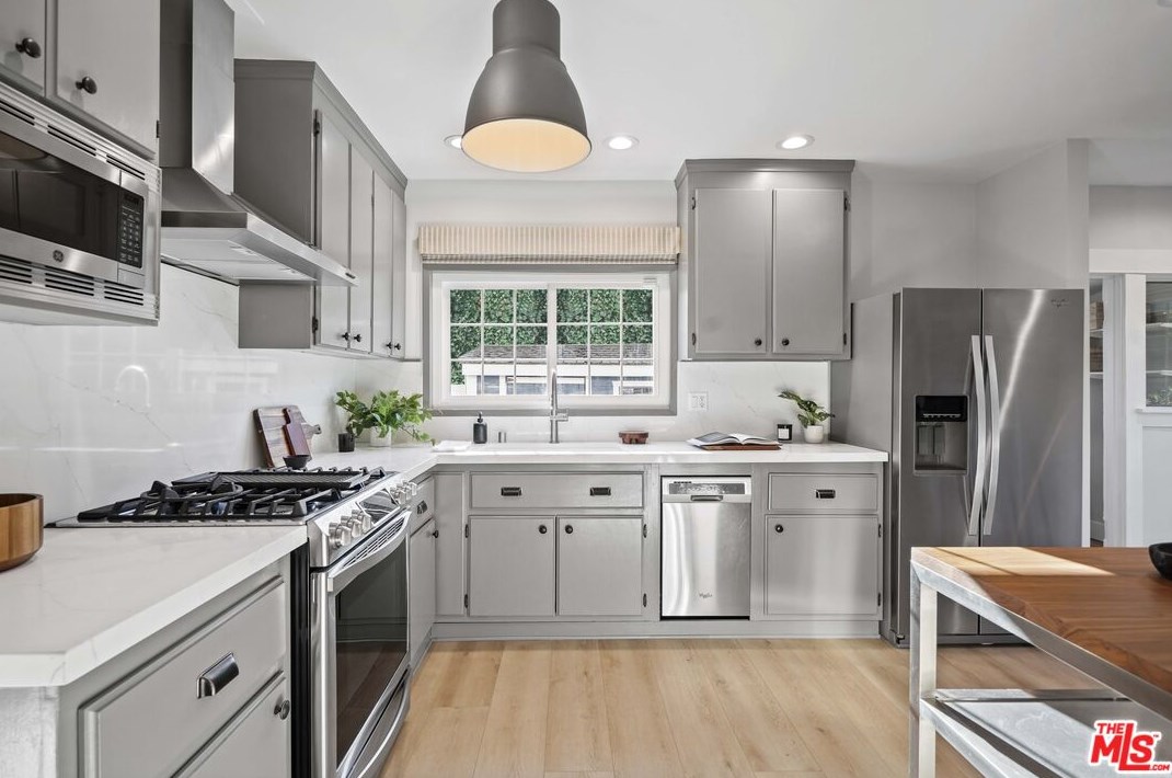 1903 Berkeley Ave, Los Angeles CA  90026-2567 exterior
