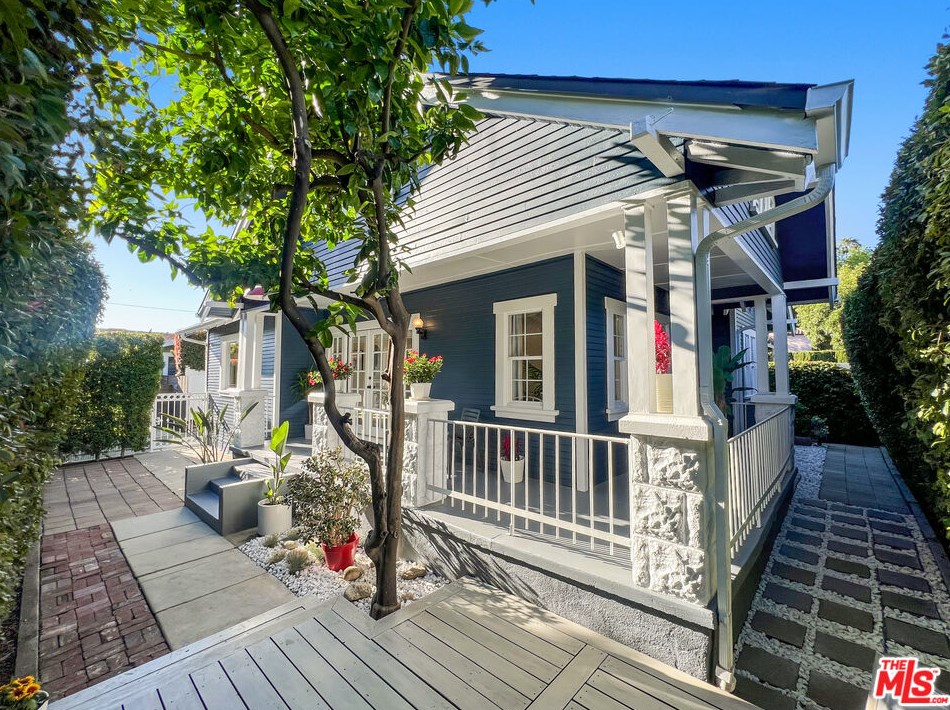 1903 Berkeley Ave, Los Angeles CA  90026-2567 exterior