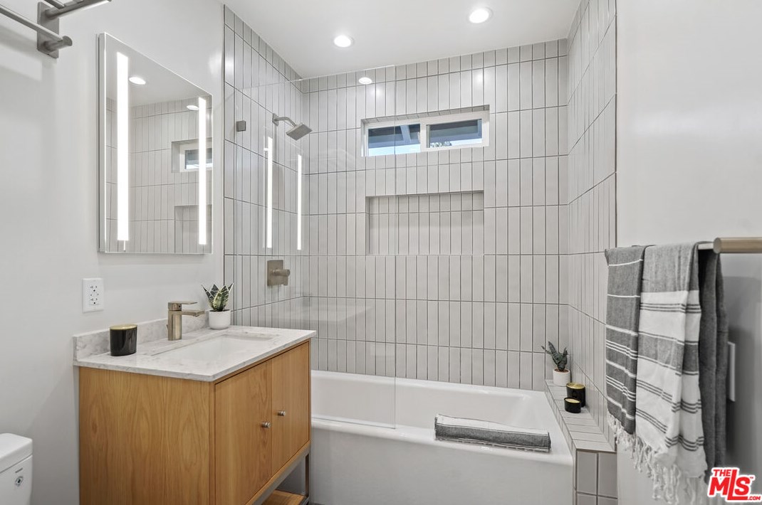 1903 Berkeley Ave, Los Angeles CA  90026-2567 exterior