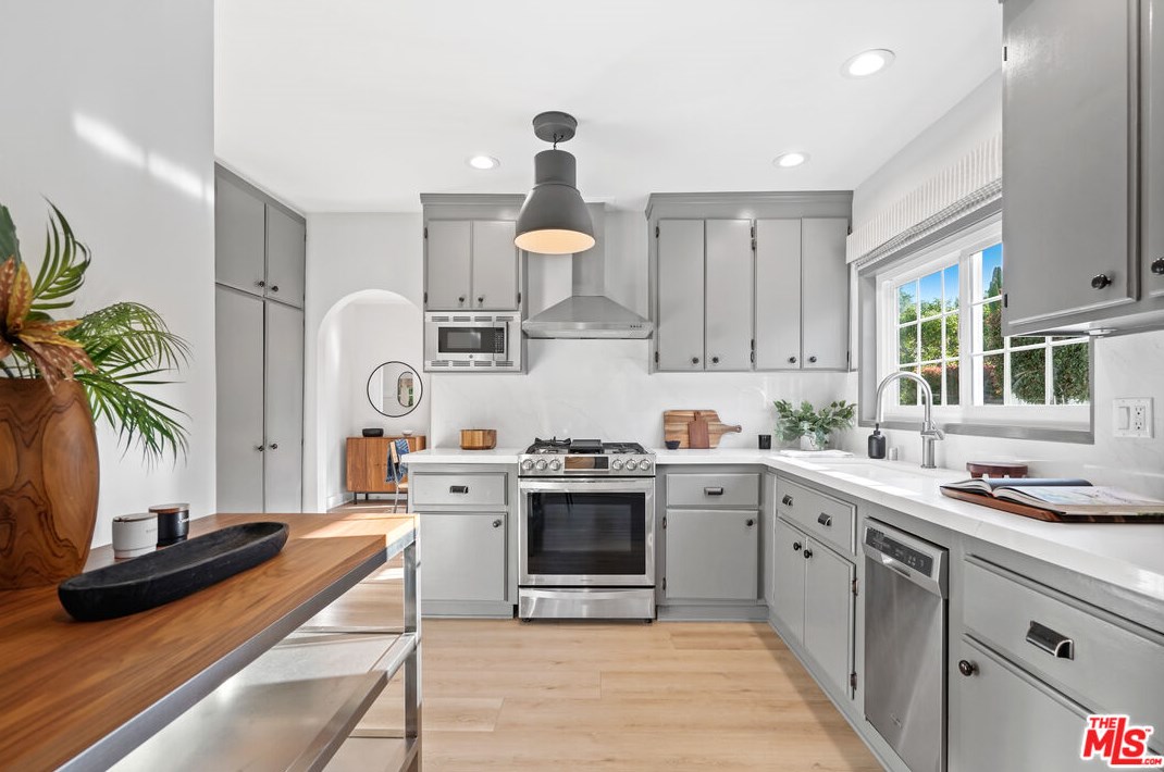 1903 Berkeley Ave, Los Angeles CA  90026-2567 exterior