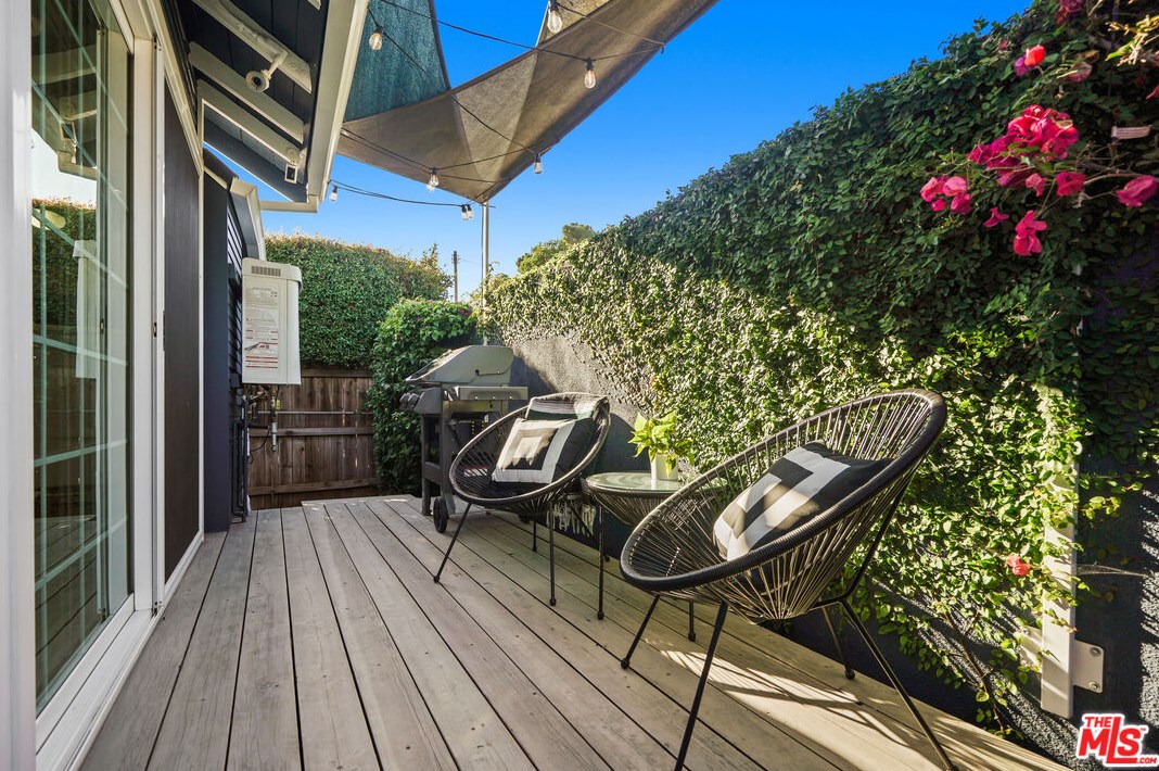 1903 Berkeley Ave, Los Angeles CA  90026-2567 exterior
