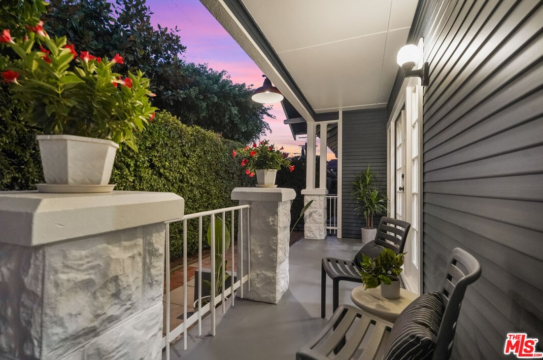 1903 Berkeley Ave, Los Angeles CA  90026-2567 exterior