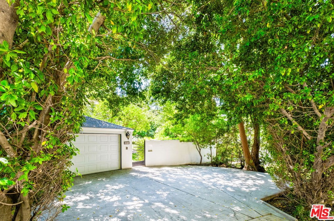 4217 Noble Ave, Van Nuys CA  91403-4012 exterior