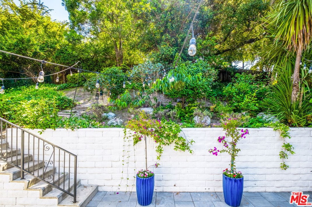4217 Noble Ave, Van Nuys CA  91403-4012 exterior
