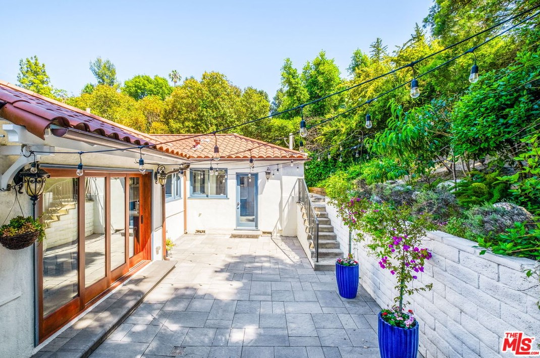 4217 Noble Ave, Van Nuys CA  91403-4012 exterior