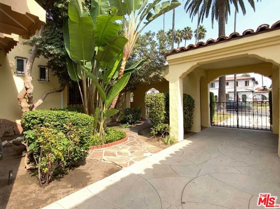 203 Doheny Dr, Beverly Hills CA  90211-1619 exterior