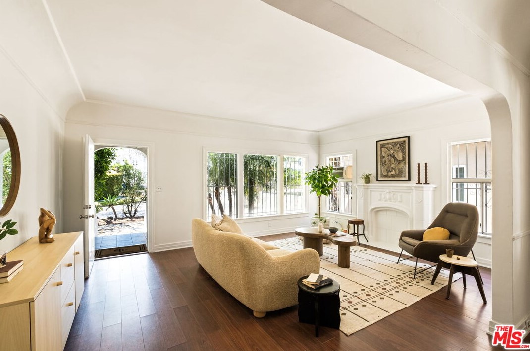 1106 Highland Ave, Los Angeles CA  90019-1750 exterior