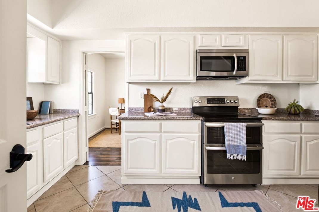1106 Highland Ave, Los Angeles CA  90019-1750 exterior
