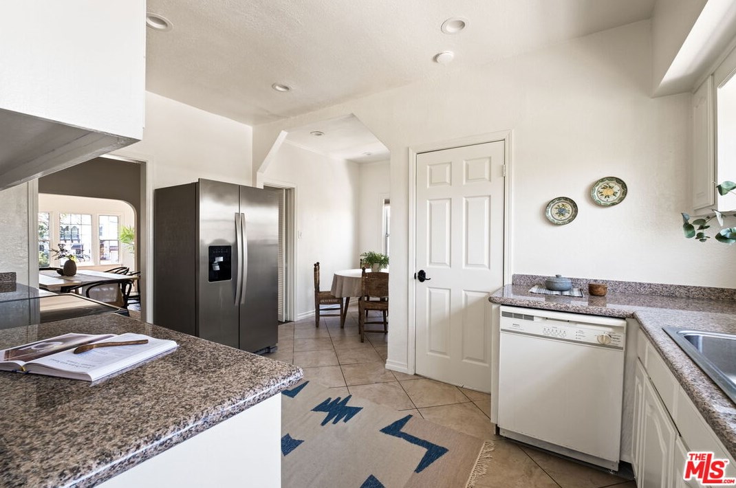 1106 Highland Ave, Los Angeles CA  90019-1750 exterior