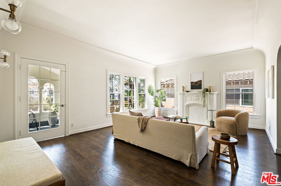 1106 Highland Ave, Los Angeles CA  90019-1750 exterior