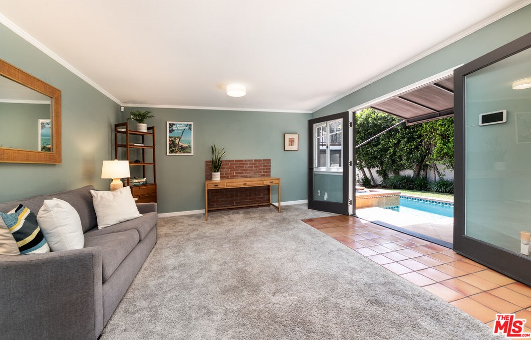 1545 Orange Grove Ave, Los Angeles CA  90019-4923 exterior
