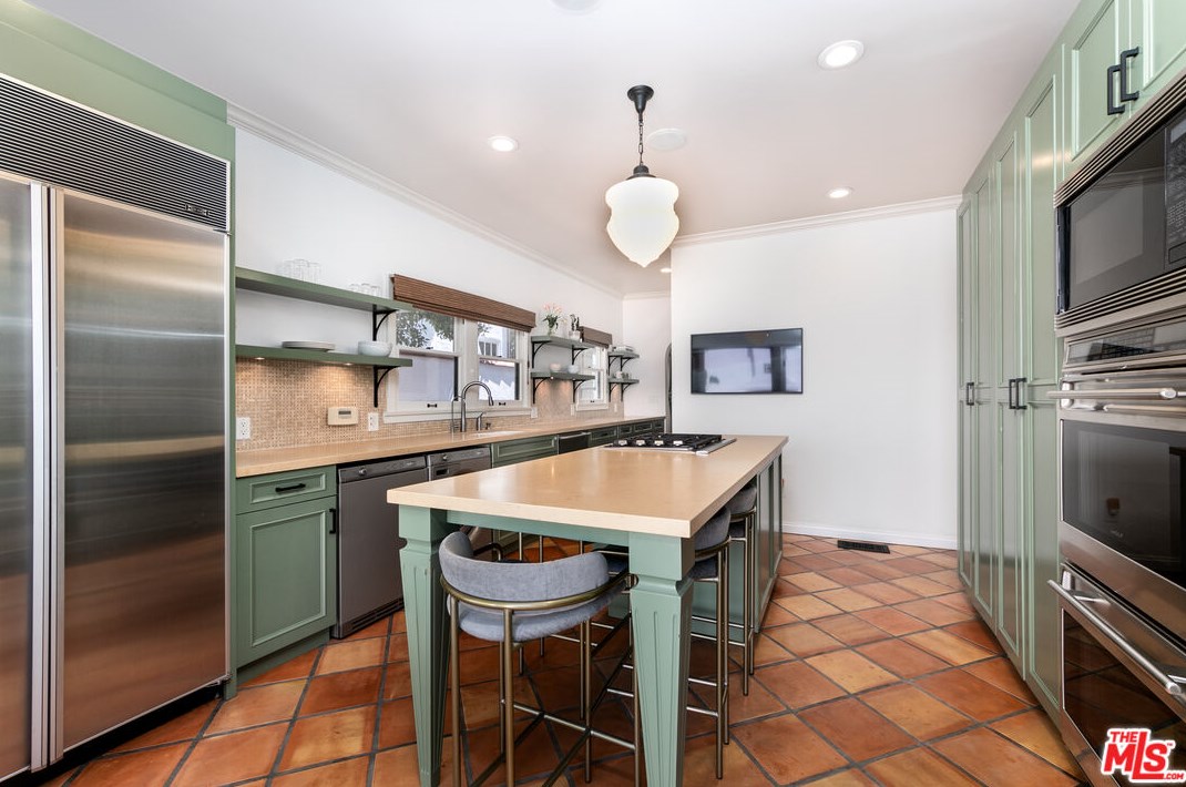 1545 Orange Grove Ave, Los Angeles CA  90019-4923 exterior