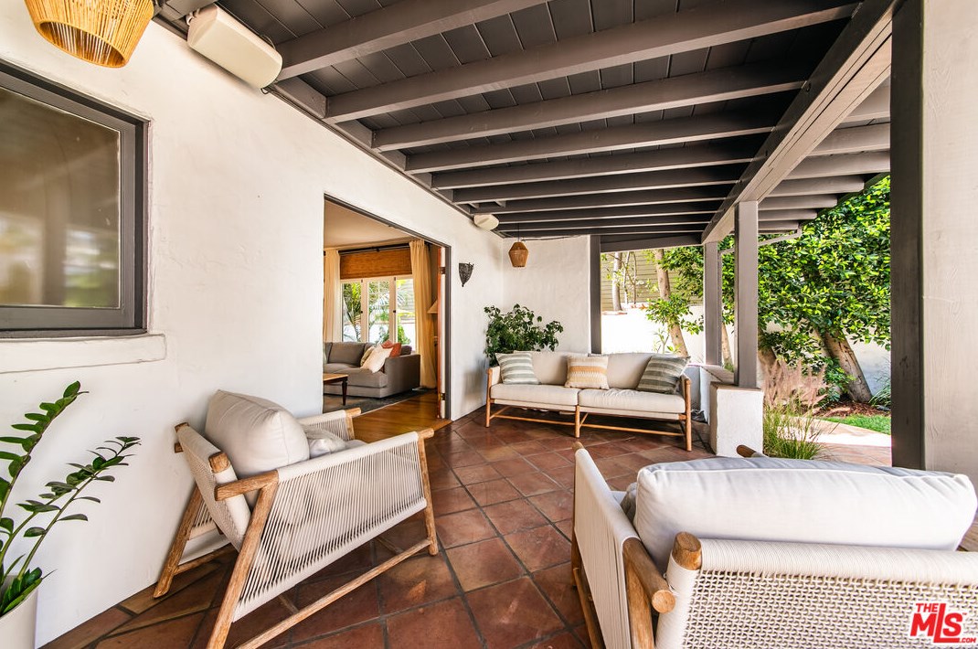 1545 Orange Grove Ave, Los Angeles CA  90019-4923 exterior