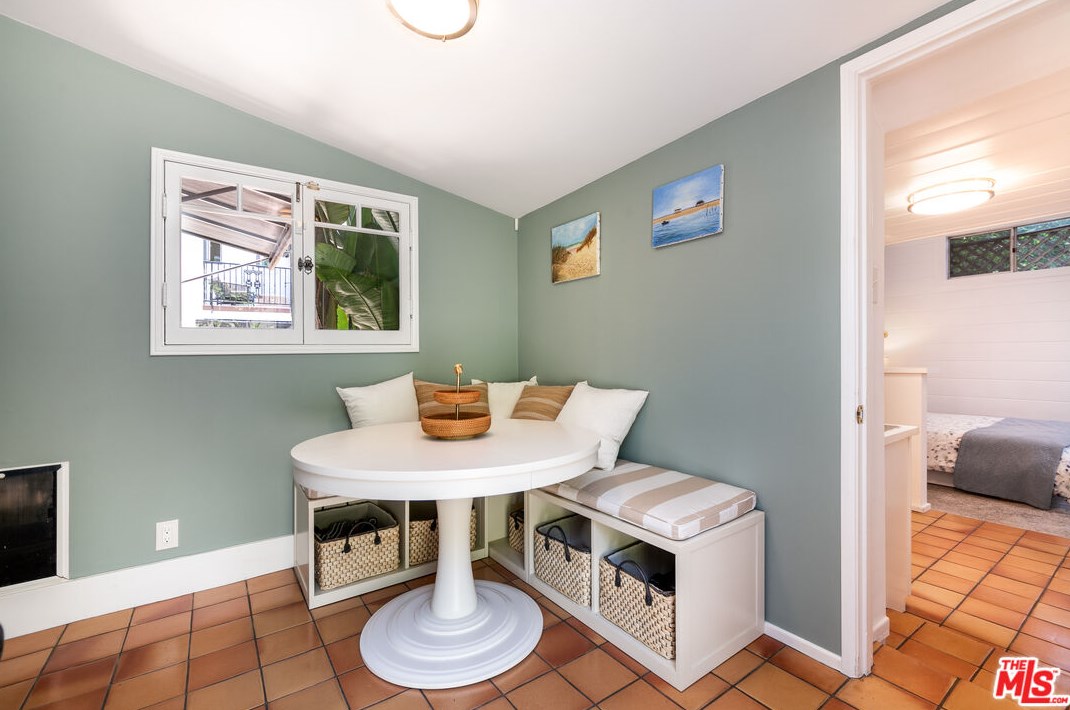 1545 Orange Grove Ave, Los Angeles CA  90019-4923 exterior