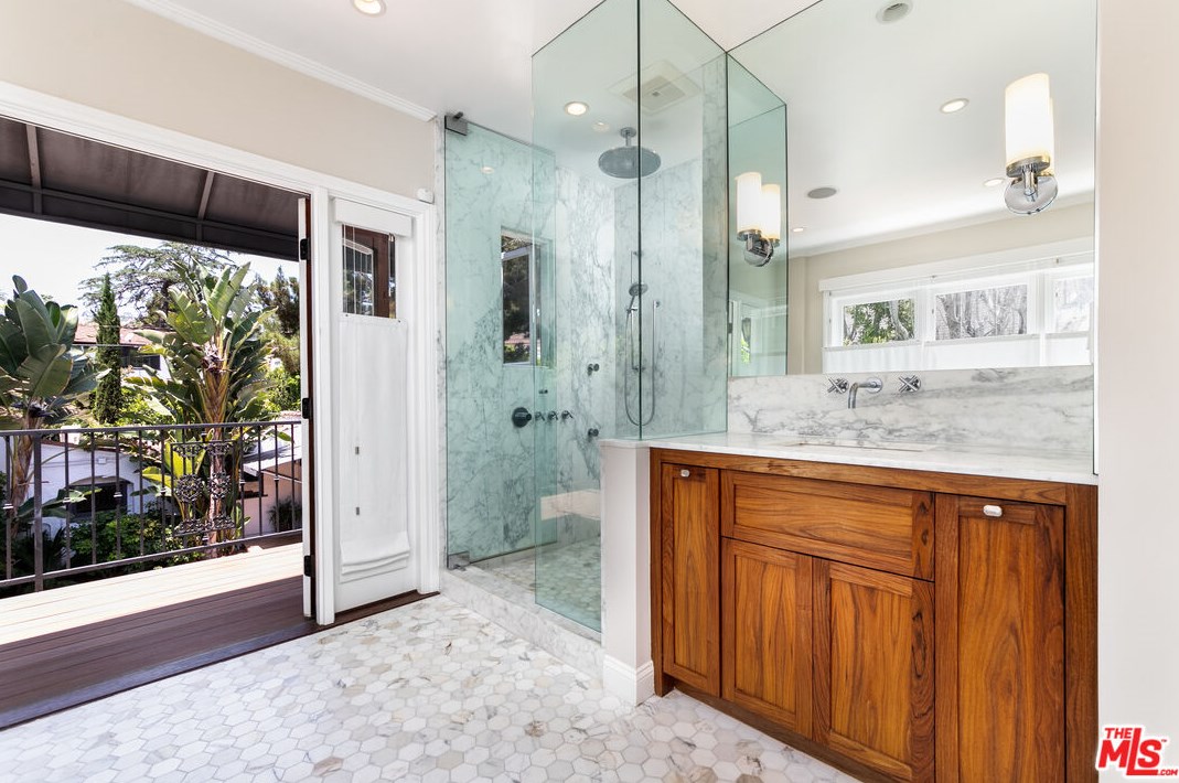 1545 Orange Grove Ave, Los Angeles CA  90019-4923 exterior