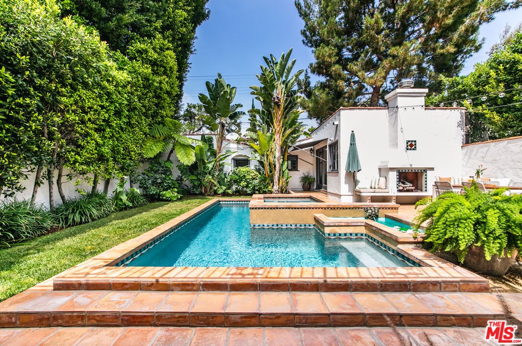 1545 Orange Grove Ave, Los Angeles CA  90019-4923 exterior