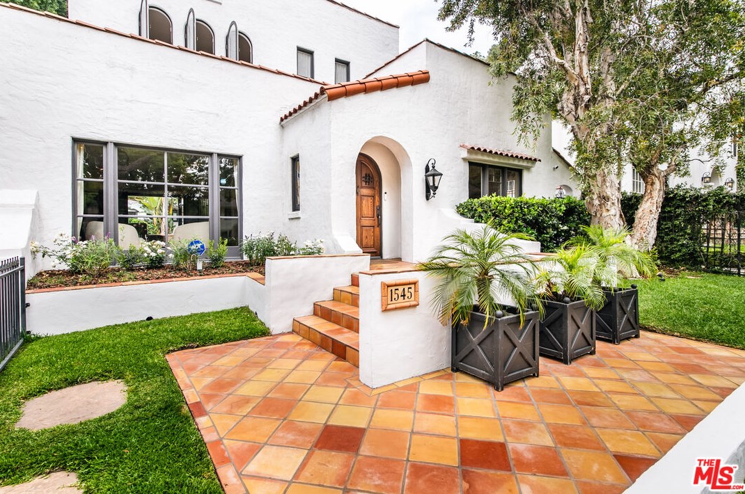 1545 Orange Grove Ave, Los Angeles CA  90019-4923 exterior