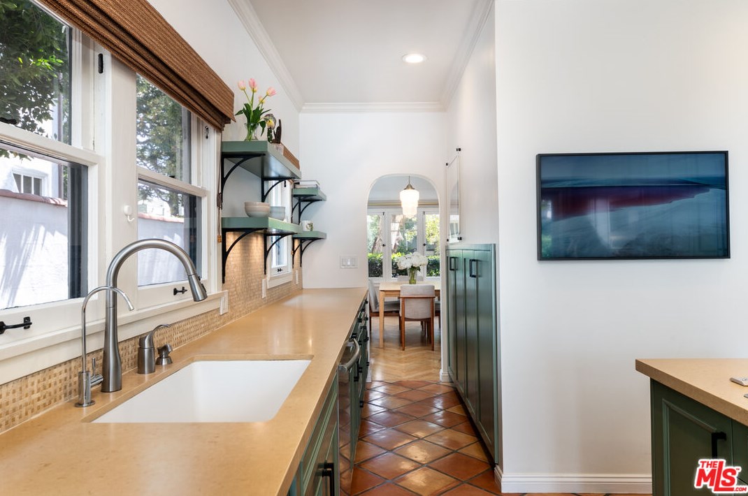 1545 Orange Grove Ave, Los Angeles CA  90019-4923 exterior