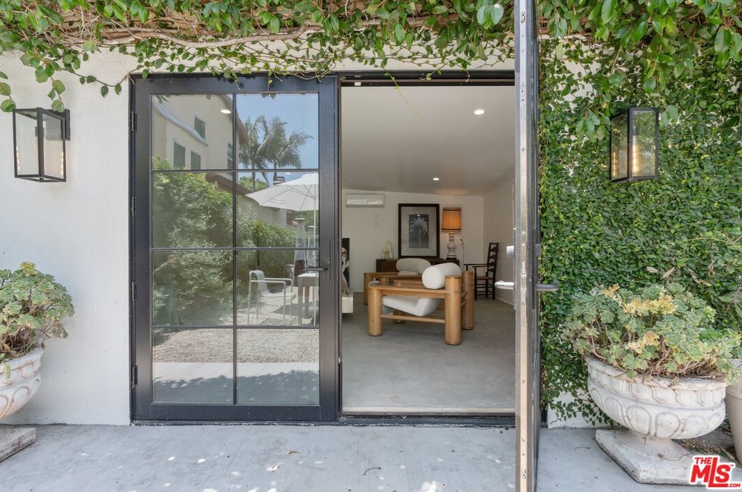 1829 Holt Ave, Los Angeles CA  90035-4307 exterior