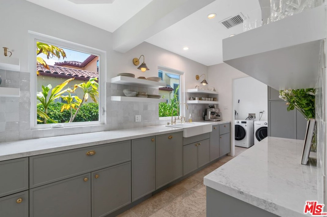 1829 Holt Ave, Los Angeles CA  90035-4307 exterior