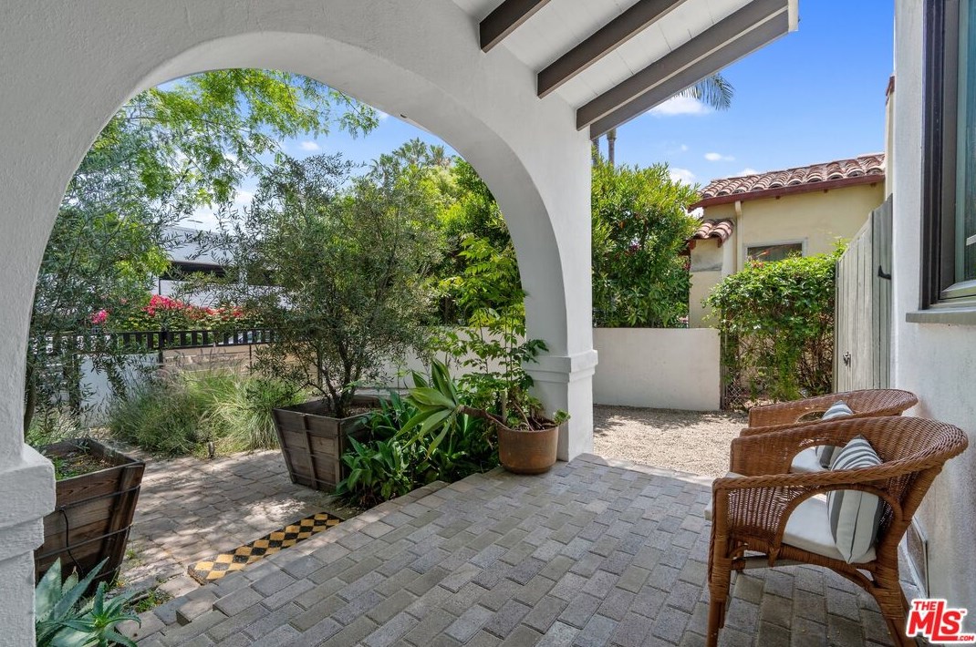 1829 Holt Ave, Los Angeles CA  90035-4307 exterior
