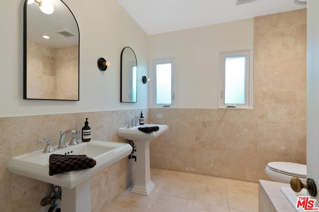 1829 Holt Ave, Los Angeles CA  90035-4307 exterior