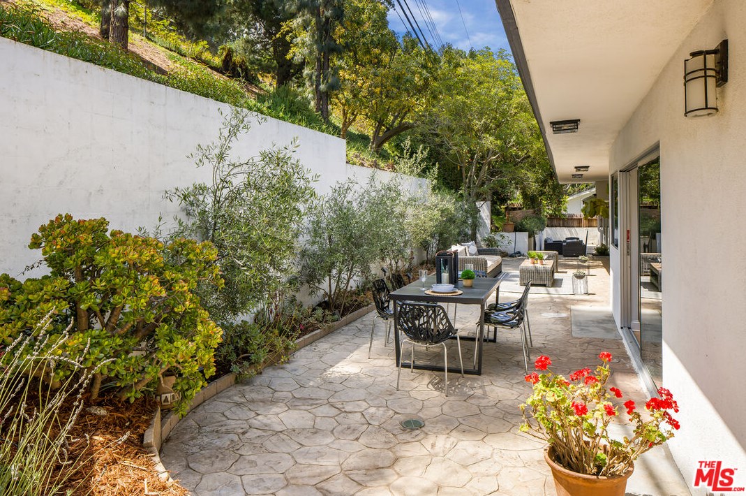 15418 Hamner Dr, Los Angeles CA  90077-1803 exterior