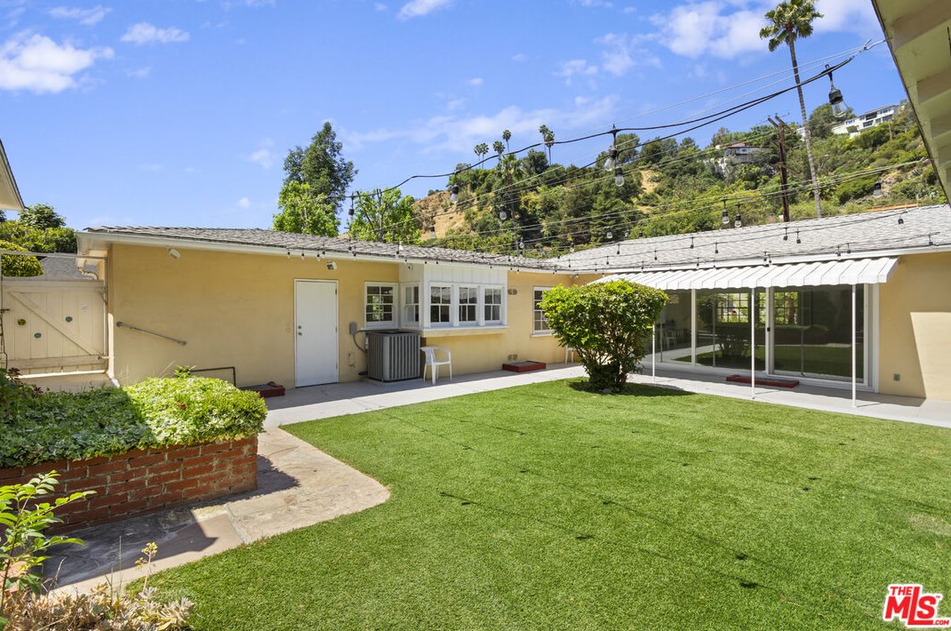 2550 Canyon Dr, Los Angeles CA  90068-2416 exterior